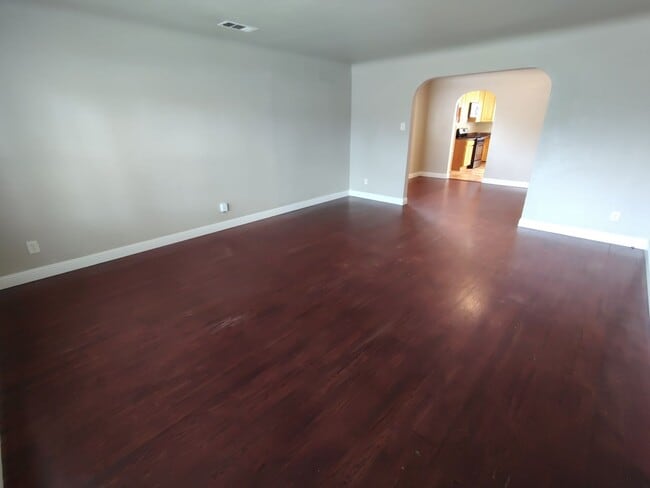 Photo - 404 Camellia Way