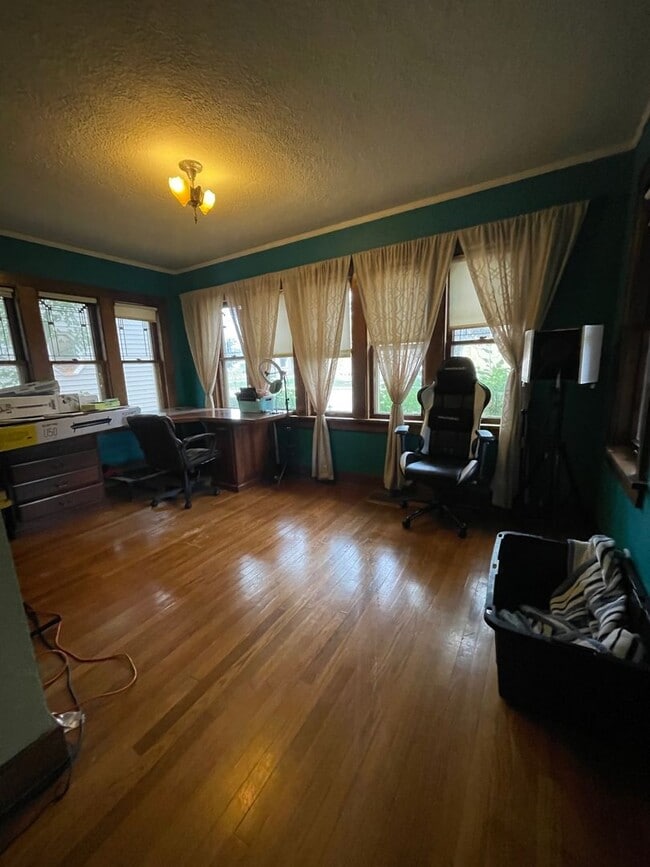 Building Photo - Large Single Family Home in Heart of La Cr...