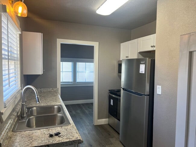 Photo - Updated One Bedroom Cottage With Private Yard Unidad 1031 West Street