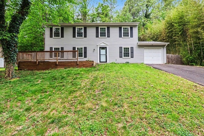 Building Photo - Classic Colonial Charm in Hickory Ridge