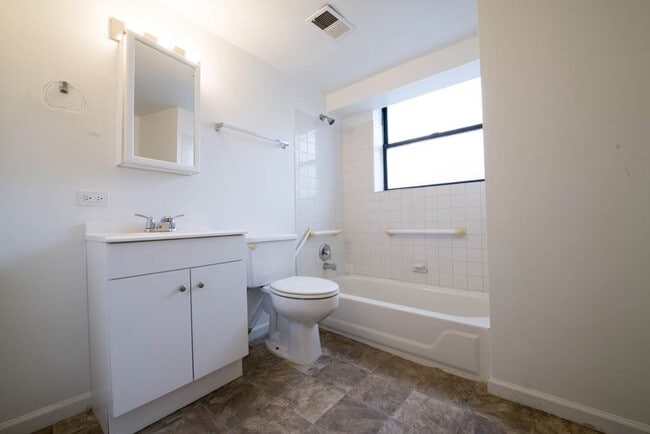 Photo - 5300 S Michigan Ave Chicago, IL 60615