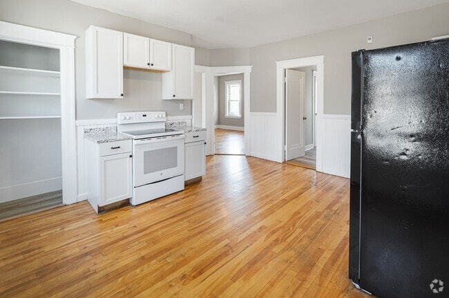 Building Photo - 131 Providence St Unit 3 Rental