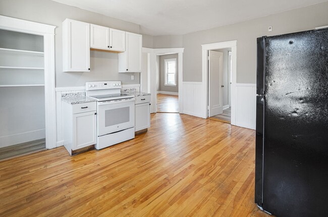 Building Photo - 131 Providence St Unit 3 Rental