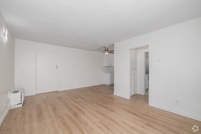 1BR, 1BA - 750SF - Living Room