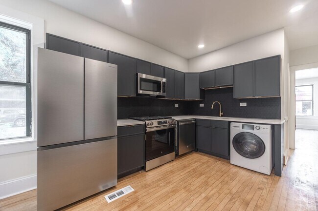 Building Photo - 2300 N Leavitt St Unit 1