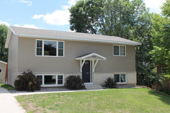 Building Photo - Avail Nov 1st!! SW Rochester 3 bedroom 2 b...