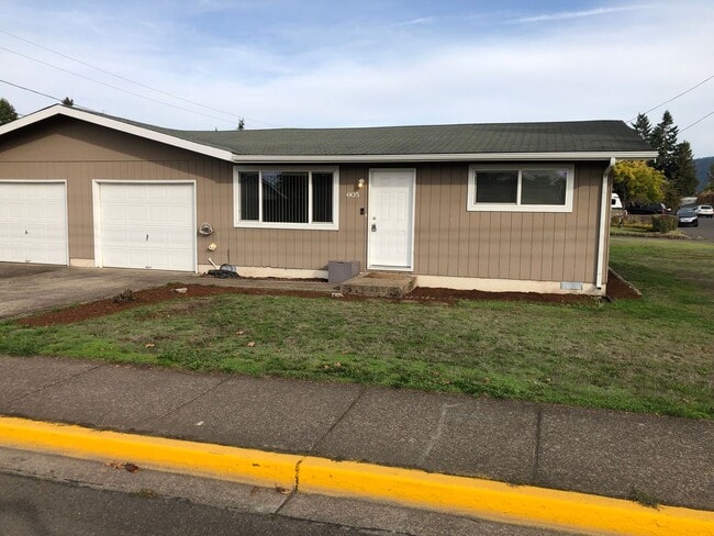 Building Photo - Beautifully updated 2 bed/1bath duplex in ...