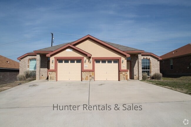 Building Photo - Spacious three-bedroom Rental