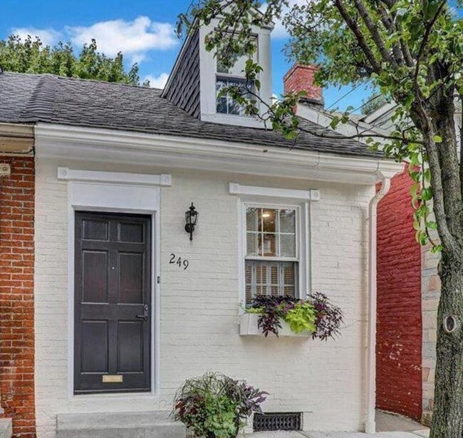 249 W Walnut St