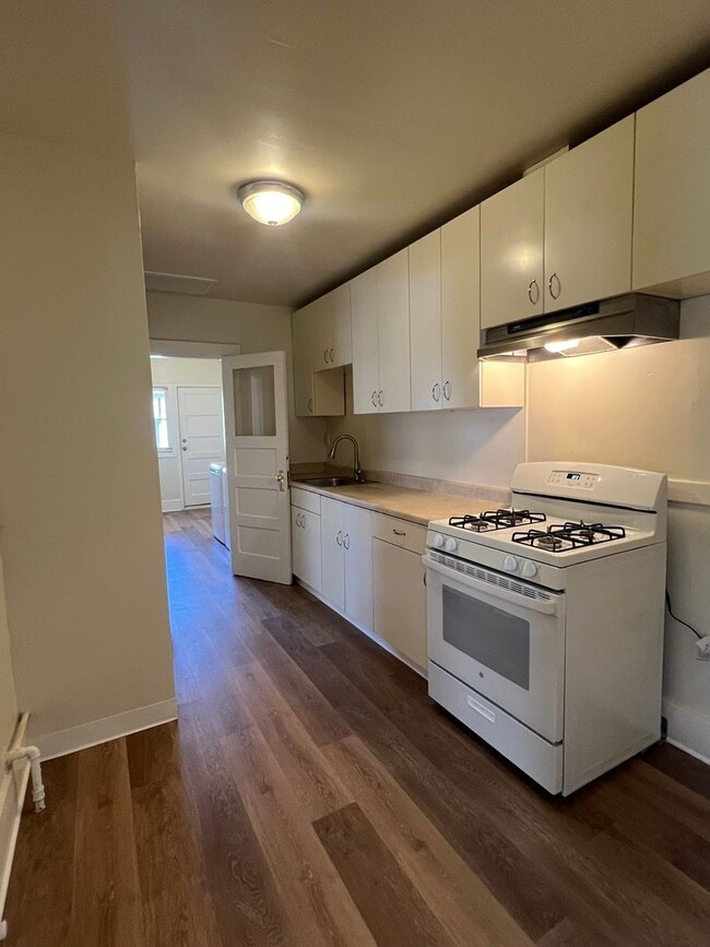 Photo - DARLING UPDATED 2 BED APT IN DOWNTOWN SACRAMENTO!!