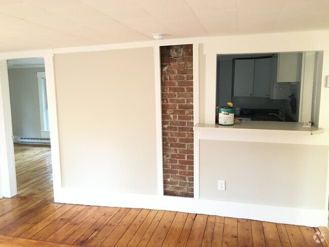 Building Photo - 7 Wells St Rental