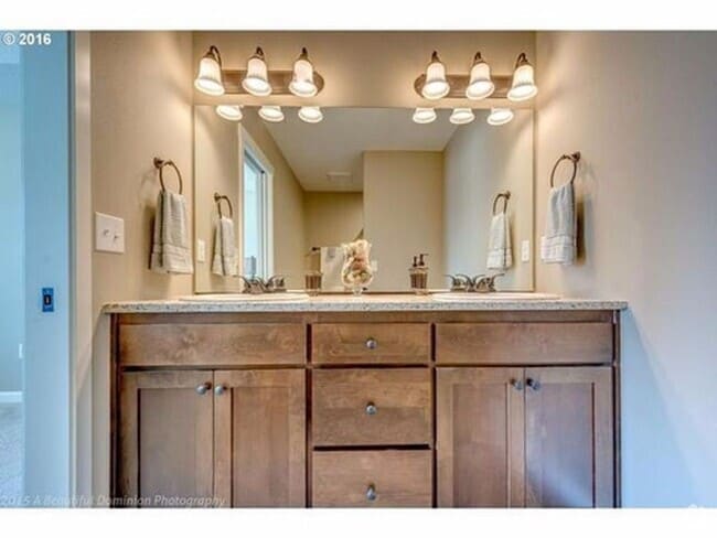 Building Photo - Luxury Townhome in Ridgefield