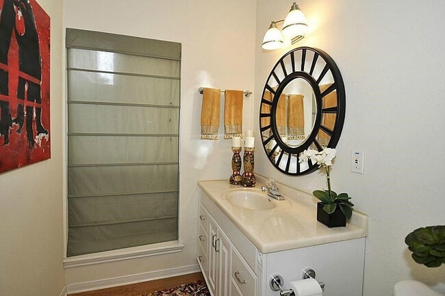 Photo - 543 W 16th St Casa