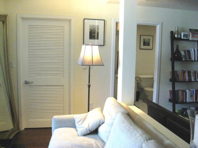 Photo - 260 King St Unit Junior Bedroom