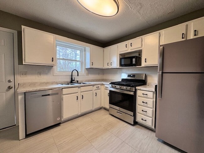 Building Photo - Charming 2-Bedroom Townhome in Prime Kennesaw Location!