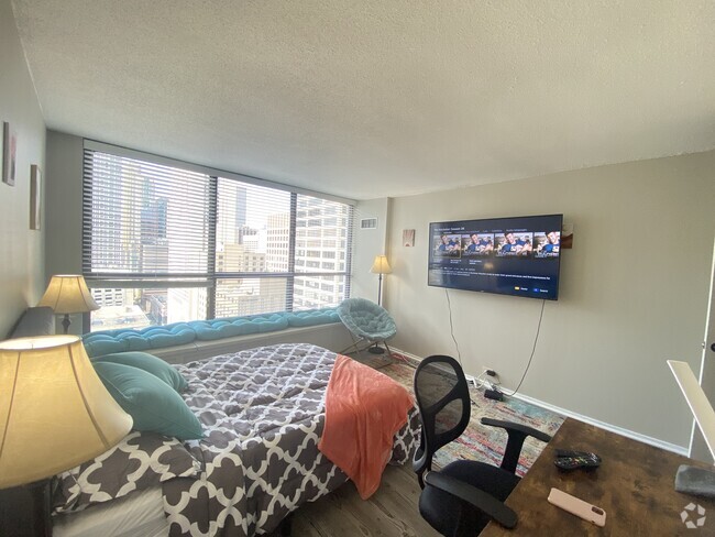 Building Photo - Deluxe Room - River North (Female Only) Rental