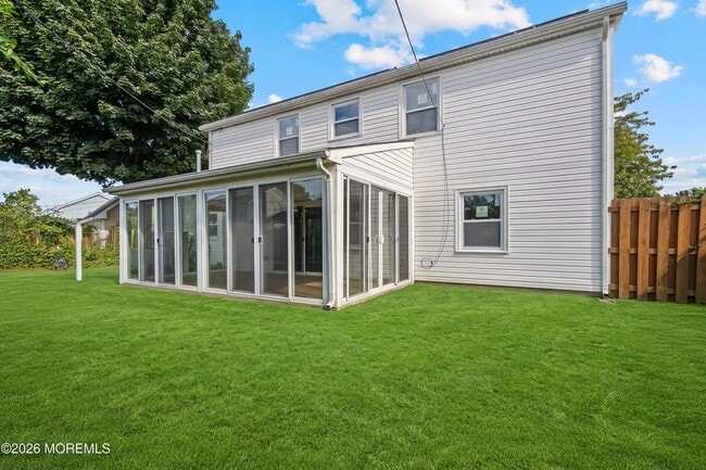 8 Holton Ln
