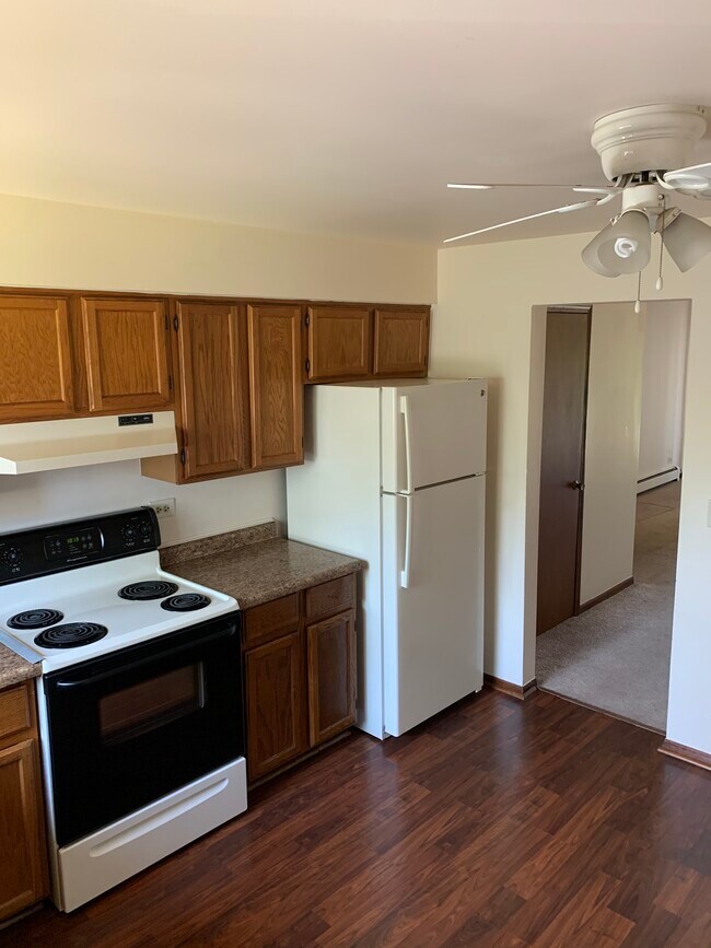 Newer appliances in a full eat in kitchen - 1200 Whispering Hills Ct Unit 1A