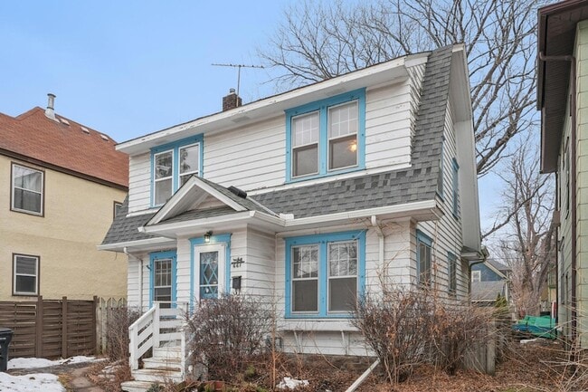 Building Photo - 661 Surrey Ave E