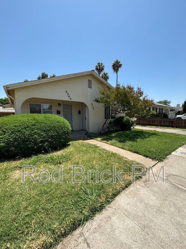 Building Photo - 2240 Glen Ave
