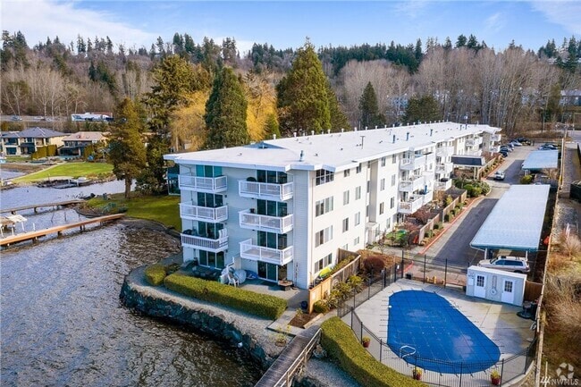 Building Photo - Beautiful Lakefront 2 Bed 1.75 Bath Condo ...