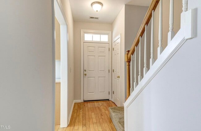 Photo - 200 Sir William Ln