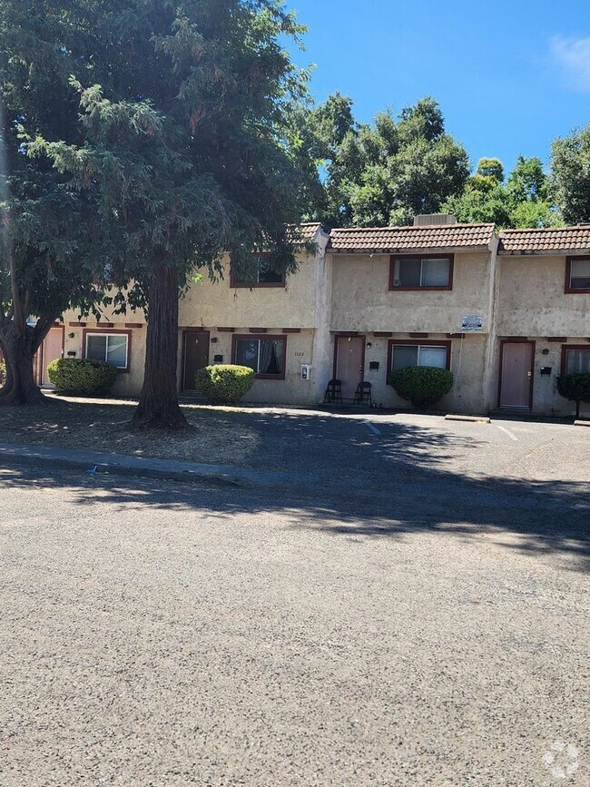 Building Photo - Newly Remodeled Townhouse