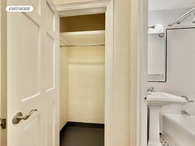 Photo - 210 E 68th St