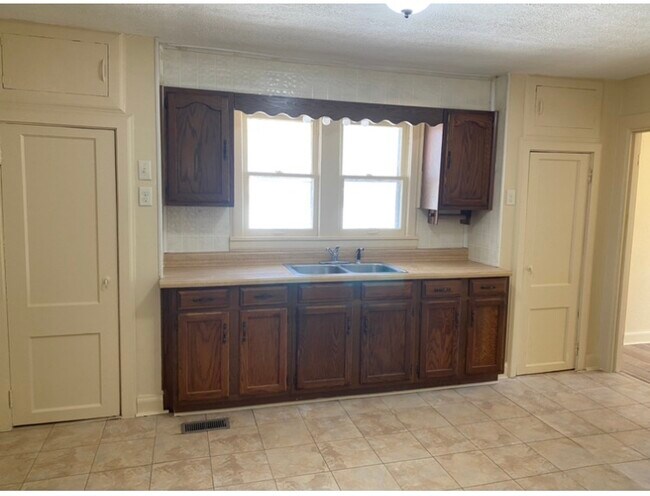 Photo - 211 Fairview St