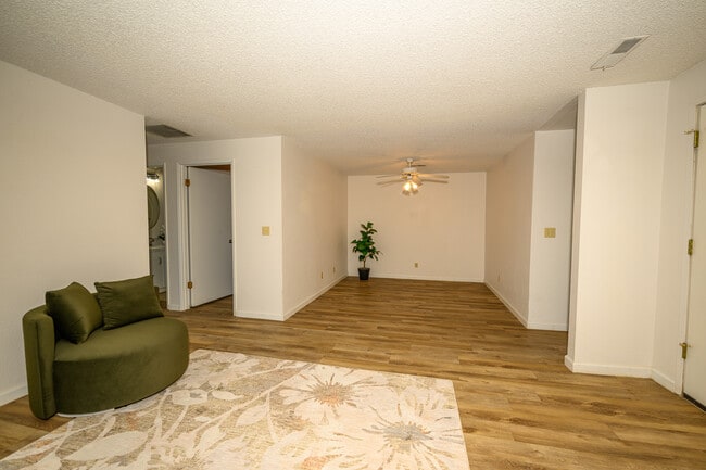 Comedor - 418 S Quillan Plz