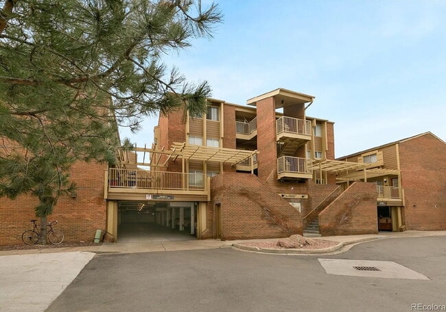 Building Photo - Fully Remodeled 1 Bedroom/1 Bathroom Apartment Available August 1st!