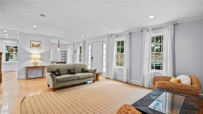 Photo - 485 Spring St