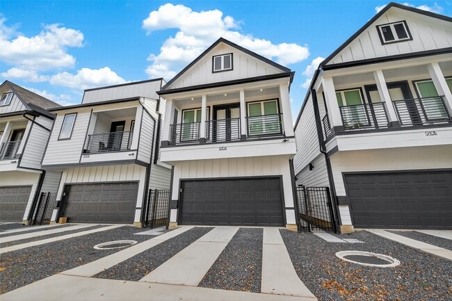 Photo - 910 W 21st St