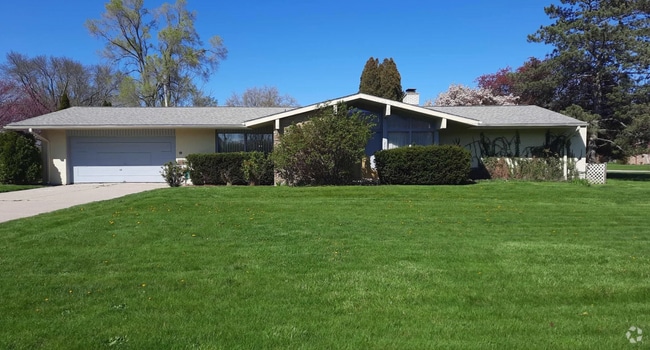 Building Photo - 2777 Oak Dr Rental