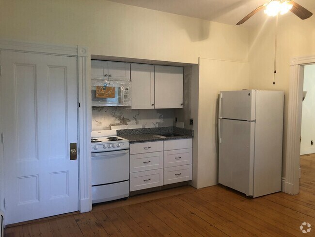 Building Photo - 143 Pleasant St Unit 1-J Rental