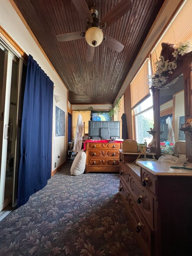 Building Photo - Spacious 5 Bedroom, 2 Bathroom Home for Re...