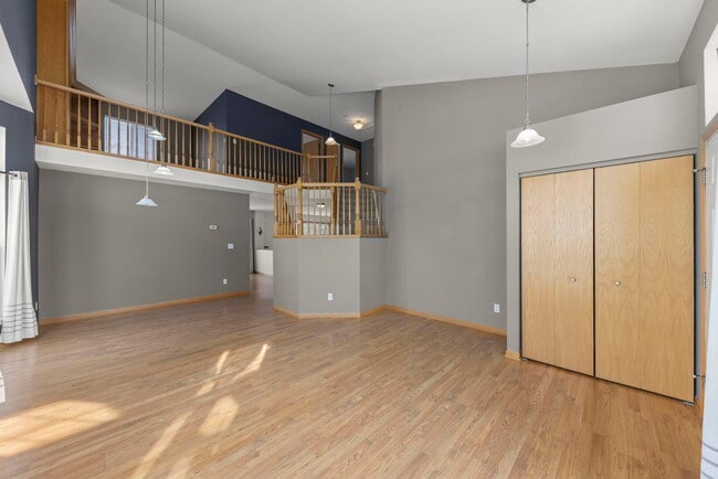 Photo - 14215 S Longview Ln