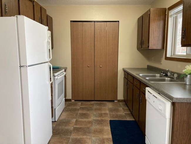 Building Photo - Beautilful Townhome