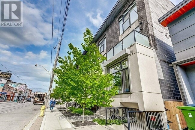 Photo - 1321 Gerrard St E