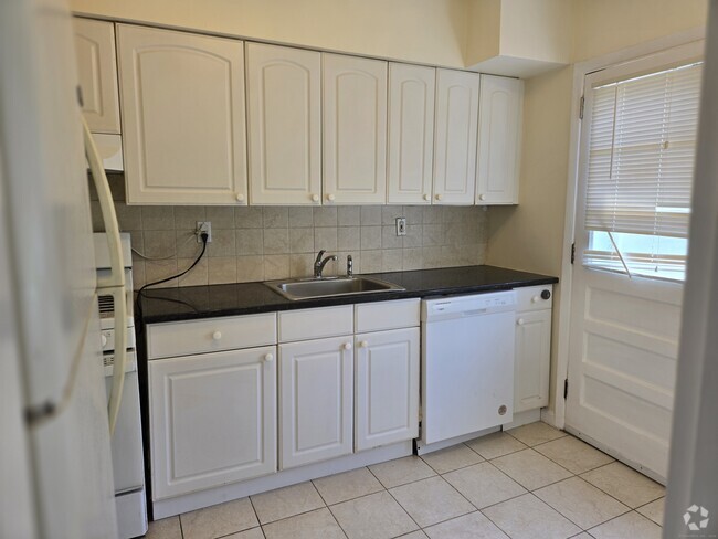 Building Photo - 242 Glenbrook Rd Unit B Rental