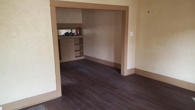 Photo - 916 E 6th St