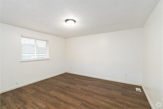 4BR, 1BA - 1,500SF - Bedroom