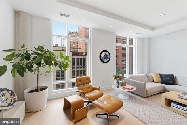 Building Photo - 2108 Walnut St Unit 301