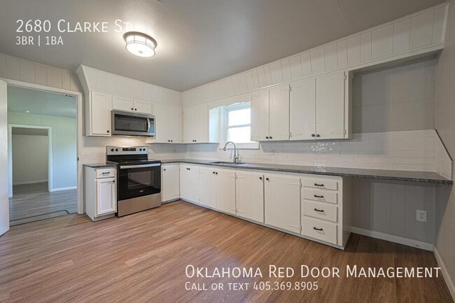 Photo - 2680 Clarke St