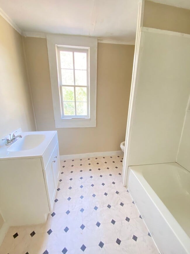 Building Photo - 2Bed/1Bath Home Available June 2026!