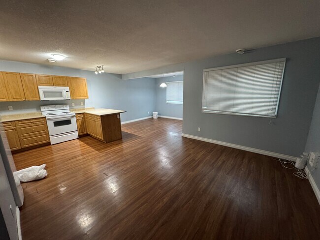 Photo - 804-888 88 Ave