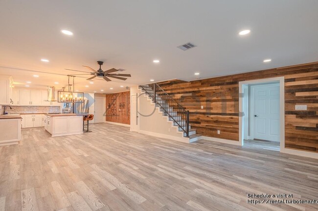 Photo - 722 Riveredge Dr