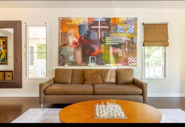 Photo - 630 N Gardner St Unidad House