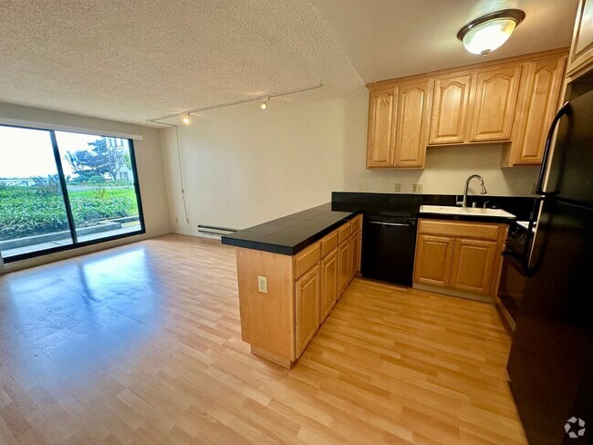 Building Photo - $500 OFF FIRST MONTHS RENT - One Bedroom C... Unit 226 Rental