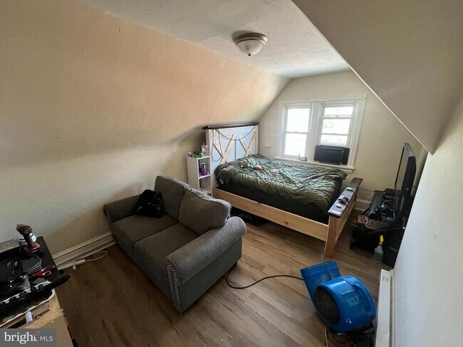 Photo - 541 E High St